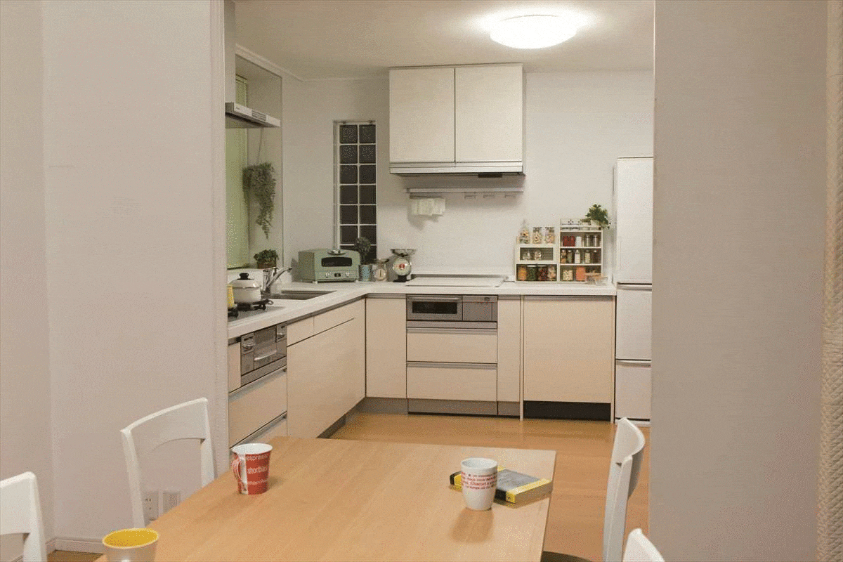 キッチンのロールスクリーン活用術 取り付け方法 収納スペースの目隠しにもおすすめ ラグ カーペット通販 びっくりカーペット